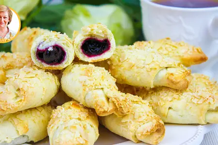 Рогалики с чёрной смородиной и орехами