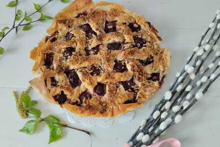 Фото к рецепту: Хрустящий вишневый пирог с орехами