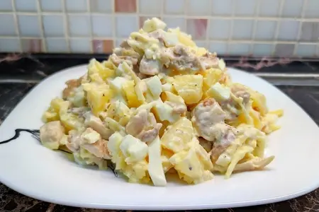 Салат с курицей и ананасами