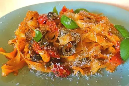 Паста путтанеска (pasta alla puttanesca)