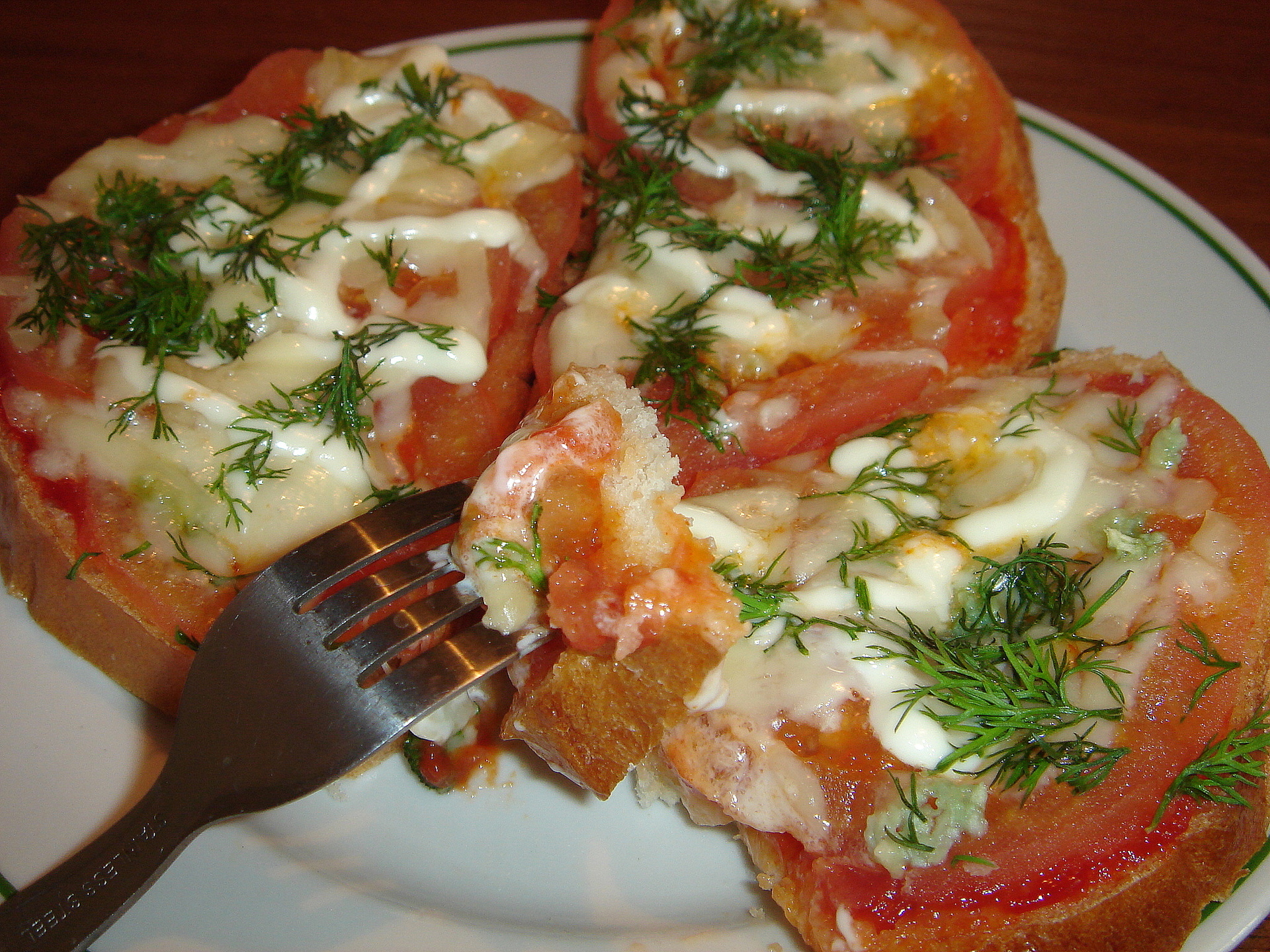бутерброды с сыром и помидорами фото