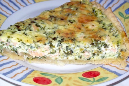 Фото к рецепту: Открытый пирог с копчёным лососем и шпинатом!