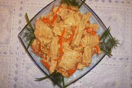 Салат по корейски с соевым мясом.