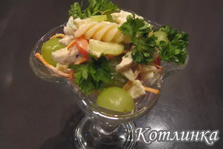 Макаронный салат с курицей и виноградом