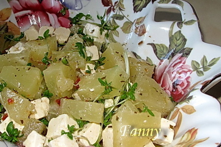 Салат с фетой и ананасами