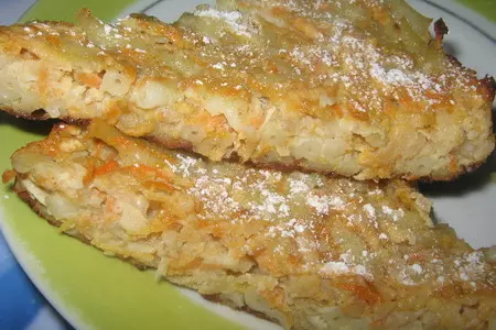 Макаронная запеканка с яблоками и морковкой.