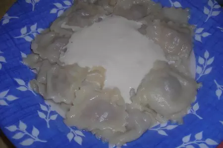 Равиоли с сырным соусом.