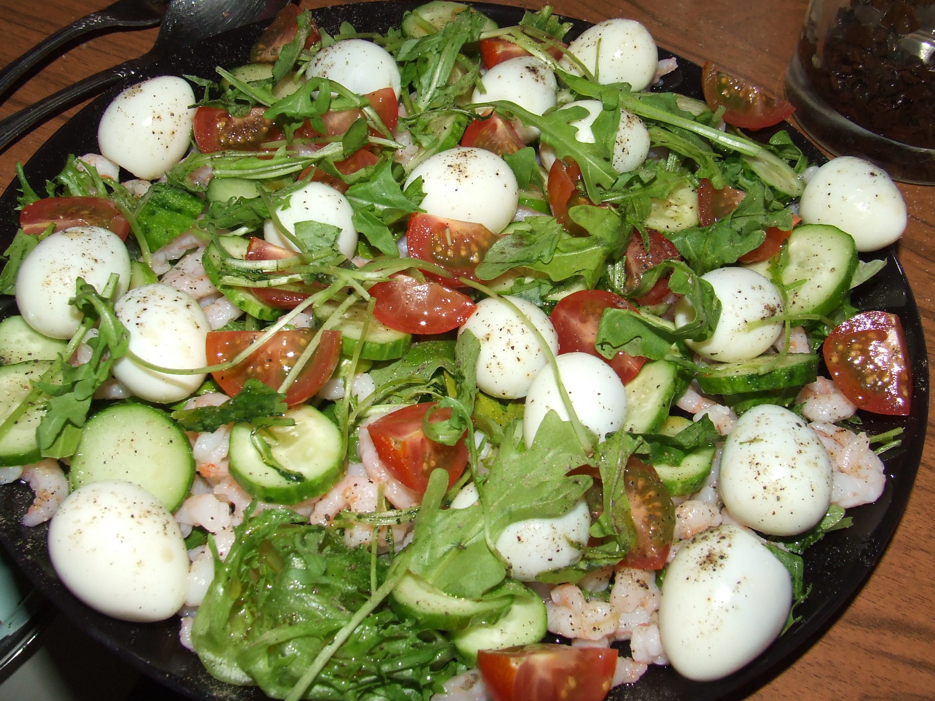 Салат с королевскими креветками, авокадо, яйцами и помидором