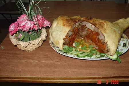 Фаршированная баранья нога  с курагой и с овощным соусом.