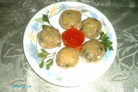 Шампиньоны фаршированные сыром и зеленью.