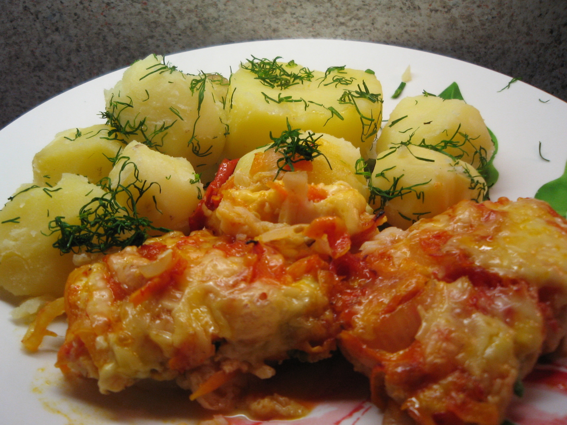 Пангасиус в духовке с помидорами и сыром. Пангасиус в духовке с сыром и луком. Пангасиус в духовке рецепт. Пангасиус рецепты.