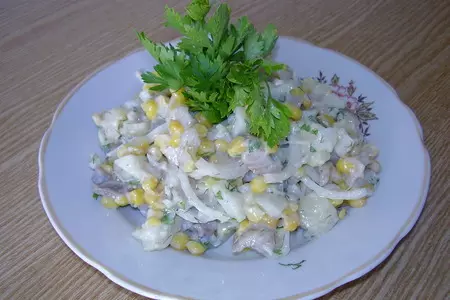 Салат из селедки с кукурузой