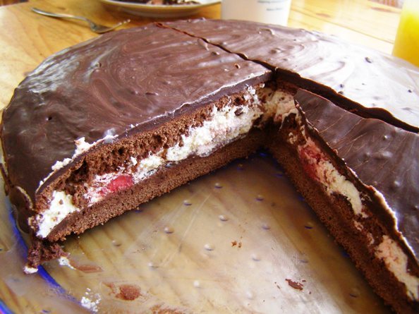 Торт шоколадный с клубникой фото
