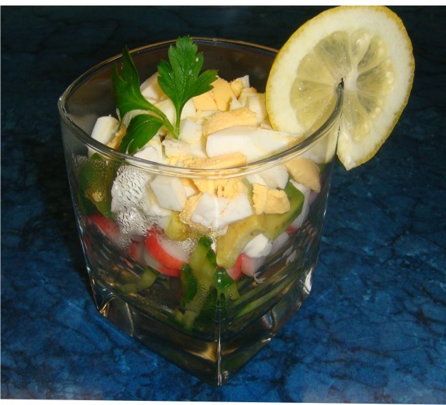 Простой рецепт салата с крабовыми палочками и авокадо