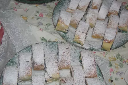 Рулет с орехами и изюмом