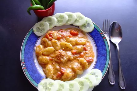 Gnocchi с помидорами-черри, моцареллой и чесночным маслом.