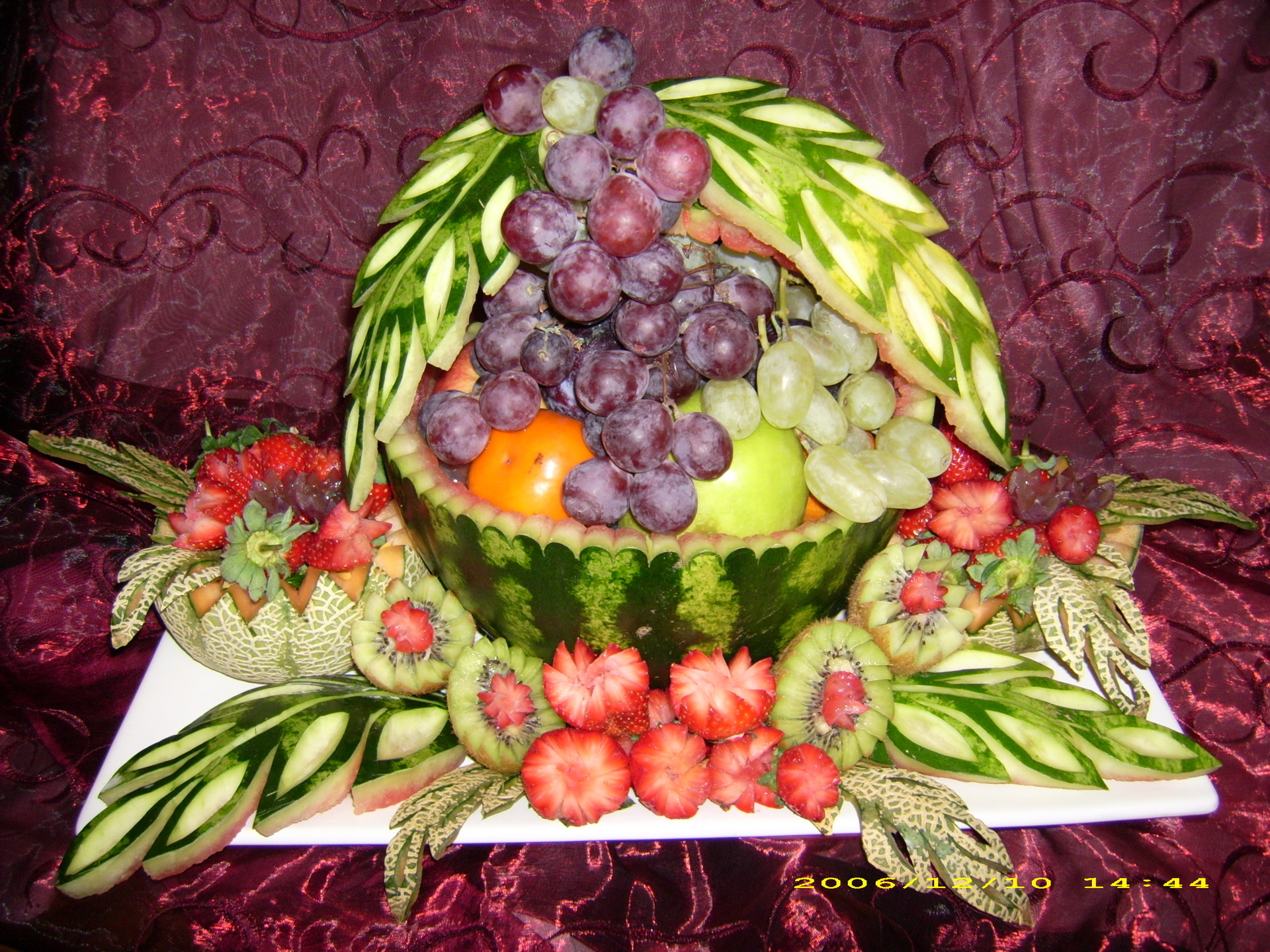 Арбузная корзинка с фруктами фото