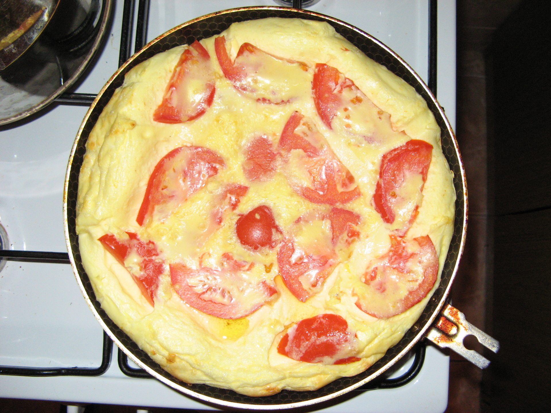 Омлет на сковороде с молоком и колбасой и помидорами сыром
