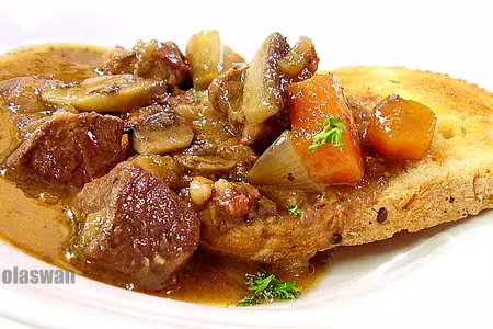 Тушеная говядина.не просто тушеная говядина,а boeuf bourguignon!