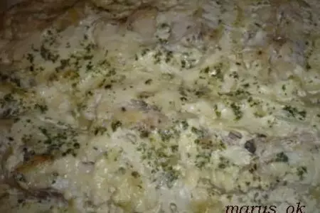 Рыбка морская под луковой шапкой в сырном соусе