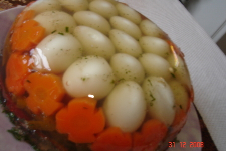 Фото к рецепту: Заливное из перепелиных яиц