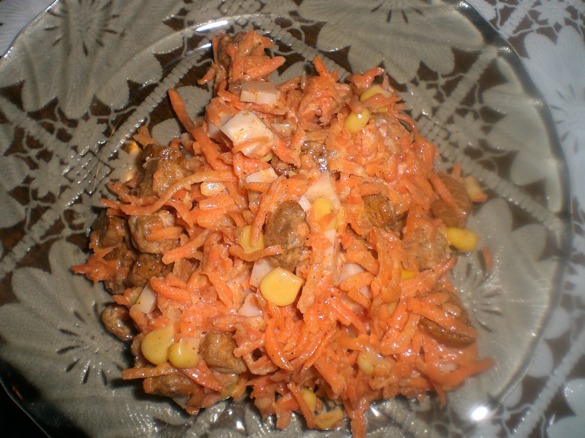 Салат с кукурузой, морковью и сухариками