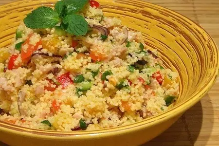 Салат с кускусом и грилованным мясом