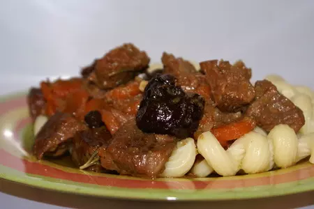 Мясо с портером и черносливом по-ирландски