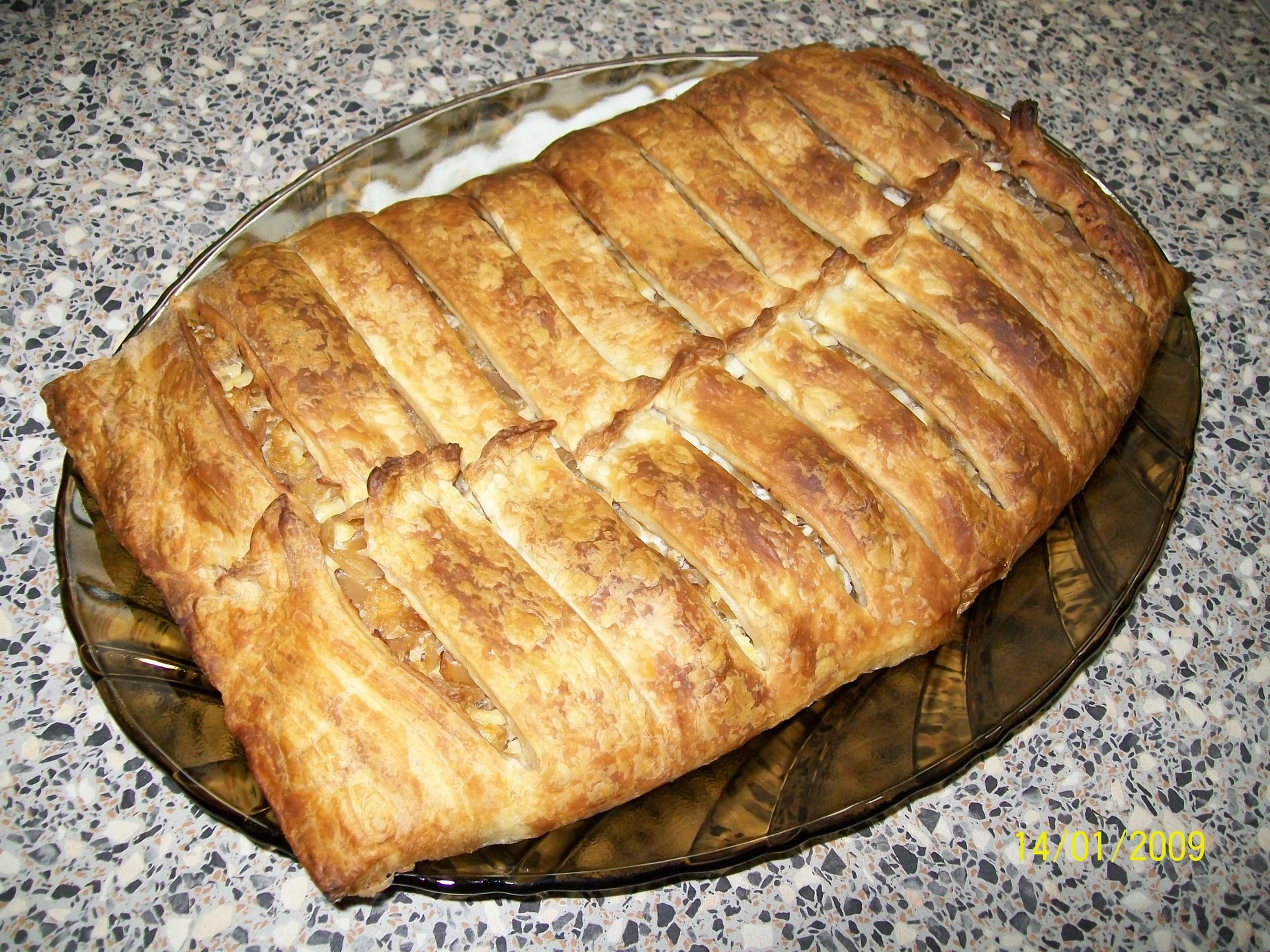 Пирог с из слоеного теста рецепт с фото пошагово