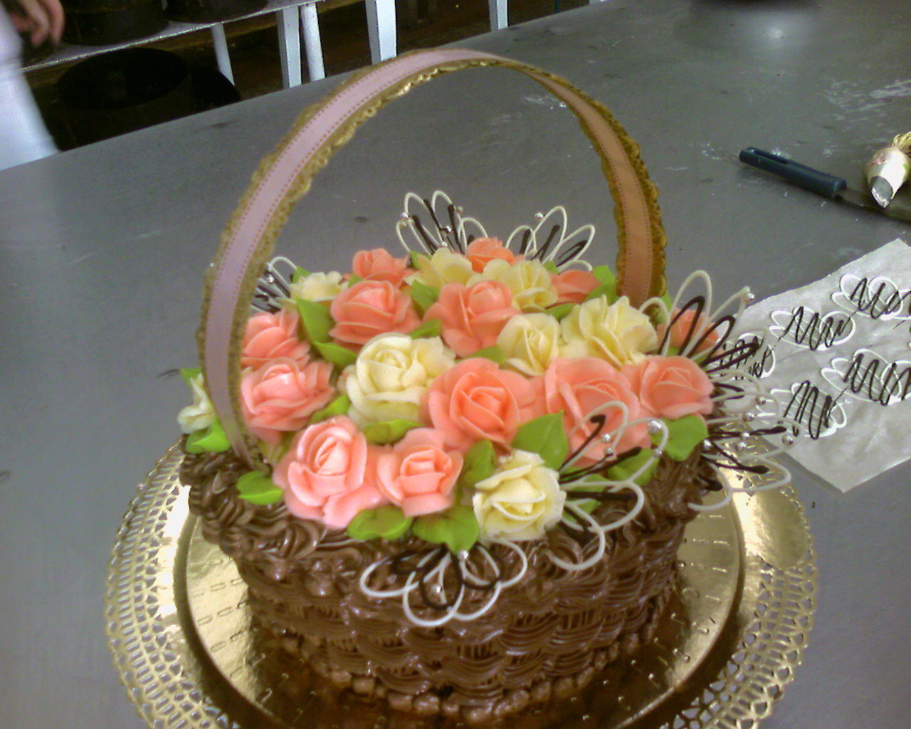 Торт корзинка с цветами из белкового крема