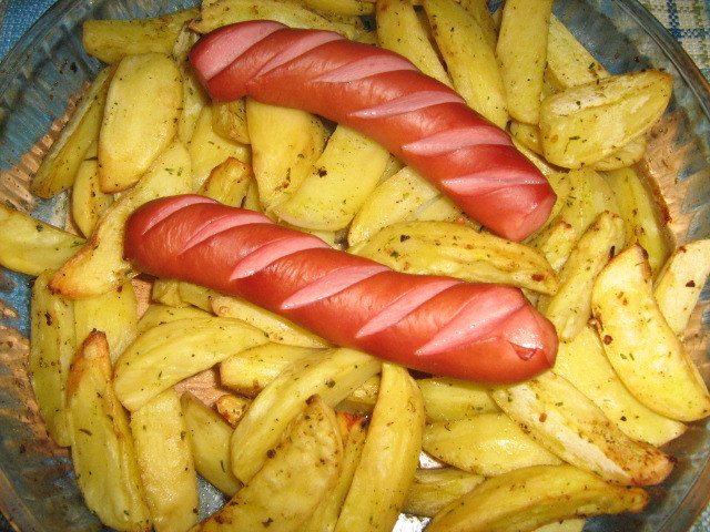 Картофель жареный с сосисками