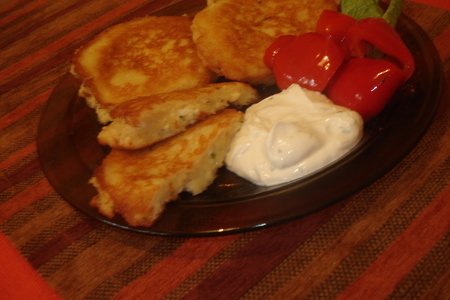 Фото к рецепту: Деруны с сырной начинкой и йогуртовым соусом/версия/