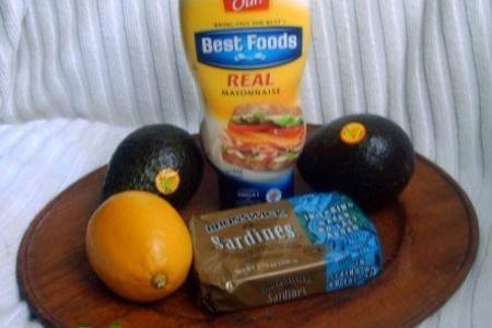 Фото к рецепту: Авокадо с сардинками
