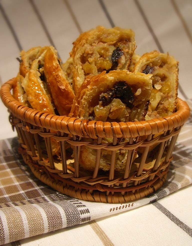 Рулет с грецкими орехами и изюмом из дрожжевого теста рецепт с фото