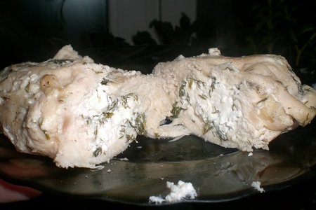 Фото к рецепту: Кармашки из куриной грудки с брынзой и зеленью