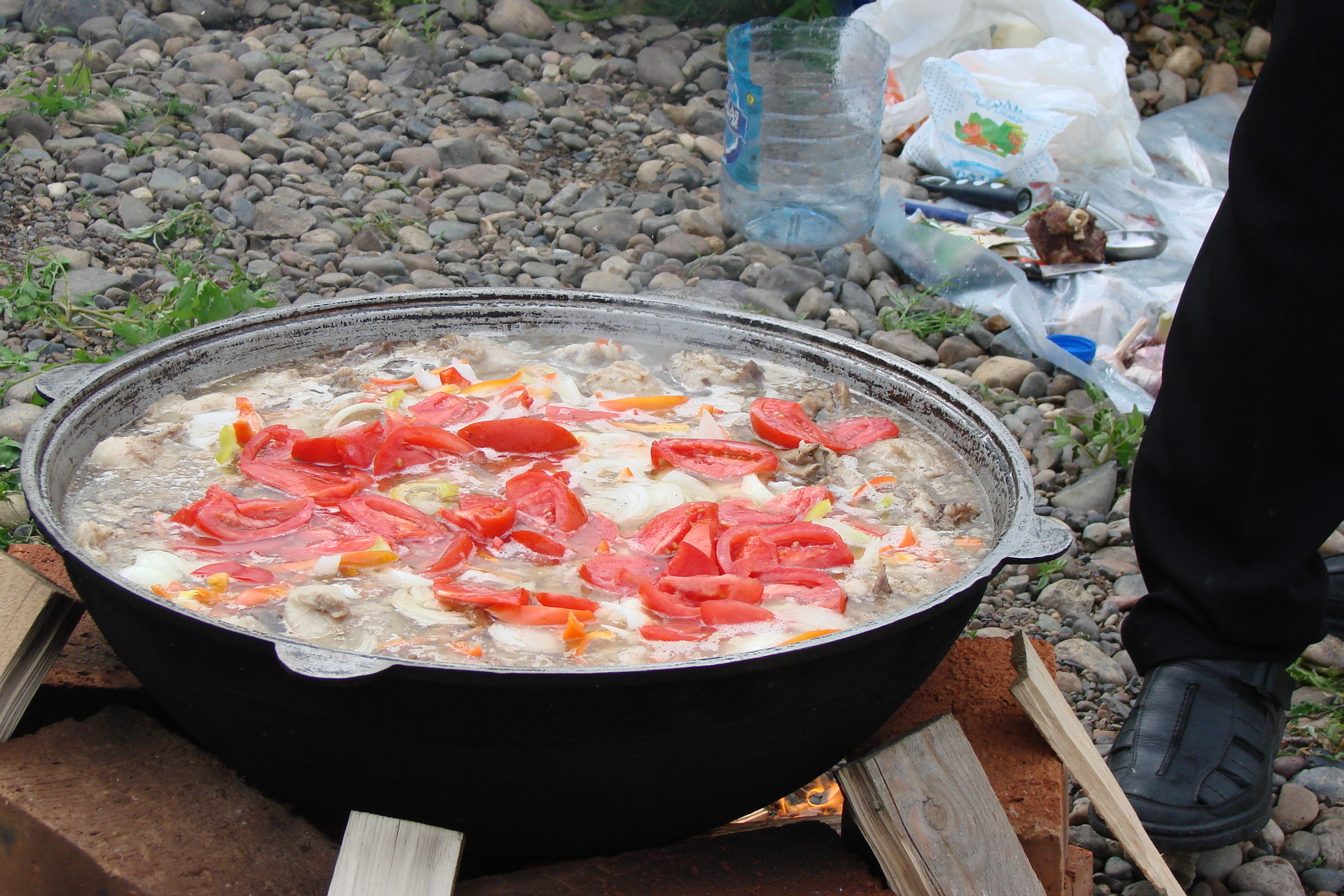 Шурпа из баранины в казане на костре