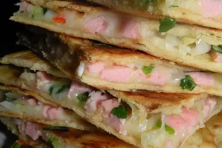 Мексиканские  кейсадиас    c начинкой, quesadillas