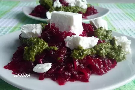 Свекольный салат с козьим сыром и песто из базилика