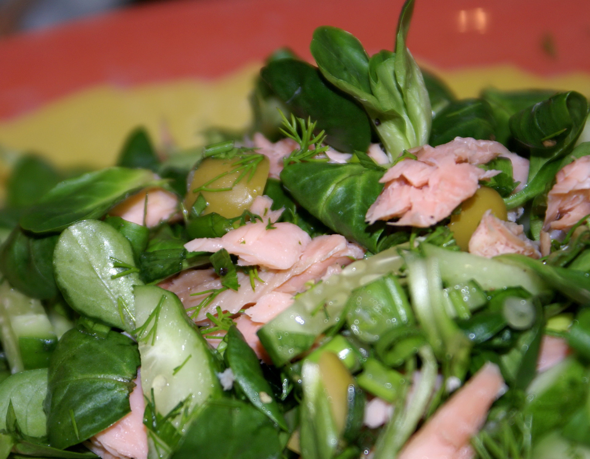 Салат с рыбой холодного копчения и рисом