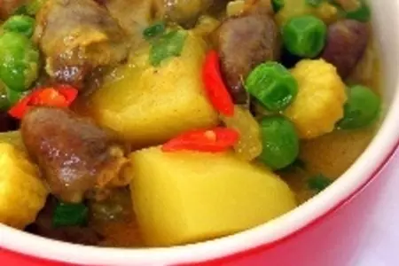 Пряное картофельное рагу с куриными сердечками в кокосовом молоке