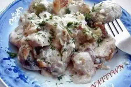 Овощи с грибами и  мясом под ореховым соусом.