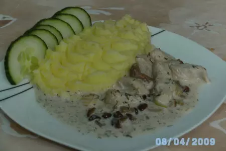 Курица с грибами под сырным соусом