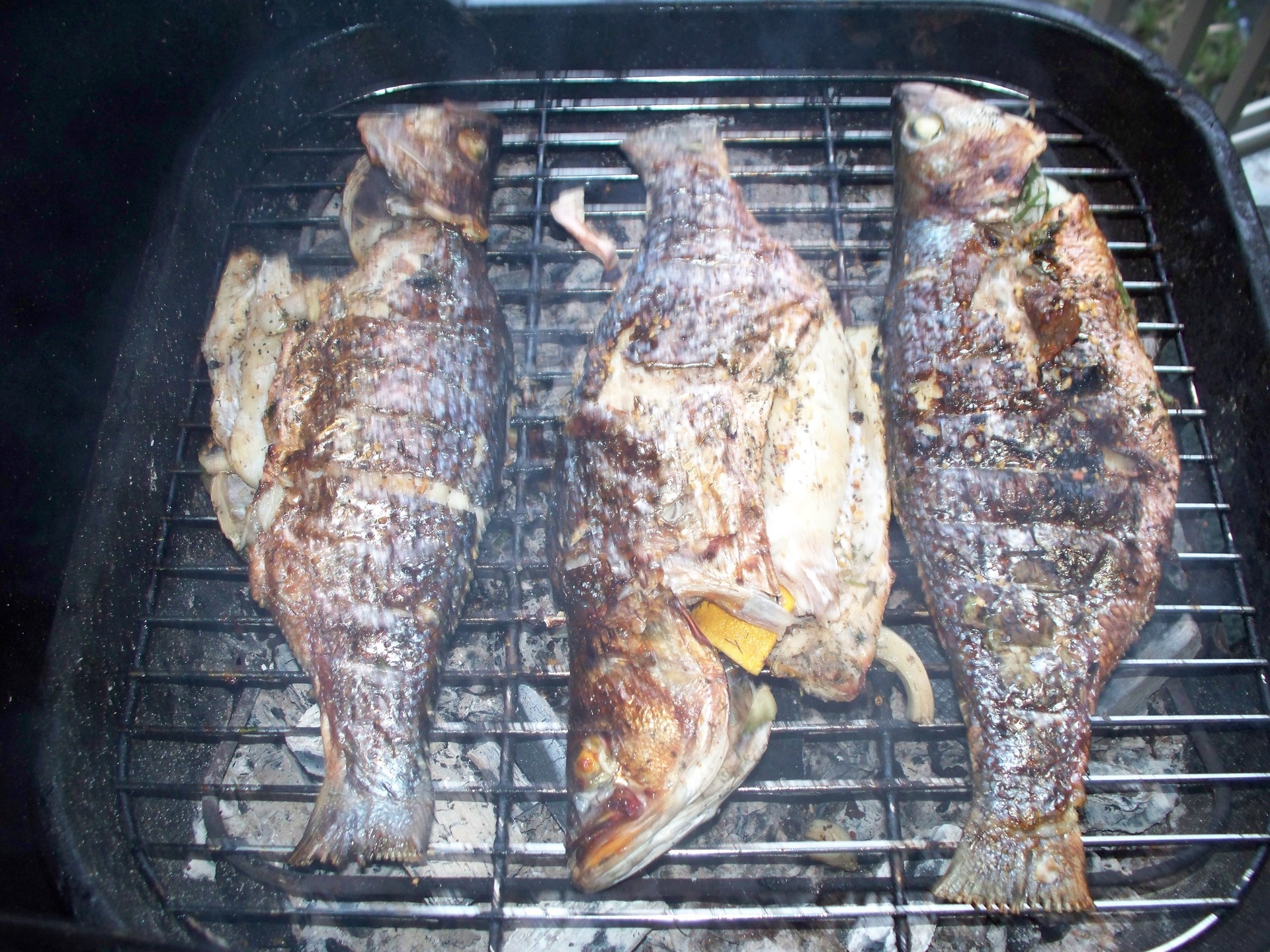 Рыба в углях на костре маринад