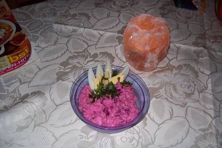 Фото к рецепту: Салат из селёдки со свеклой.