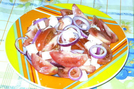 Красный салат с сыром фета.