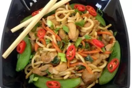 Курица с лапшой и овощами(chicken chow mein)