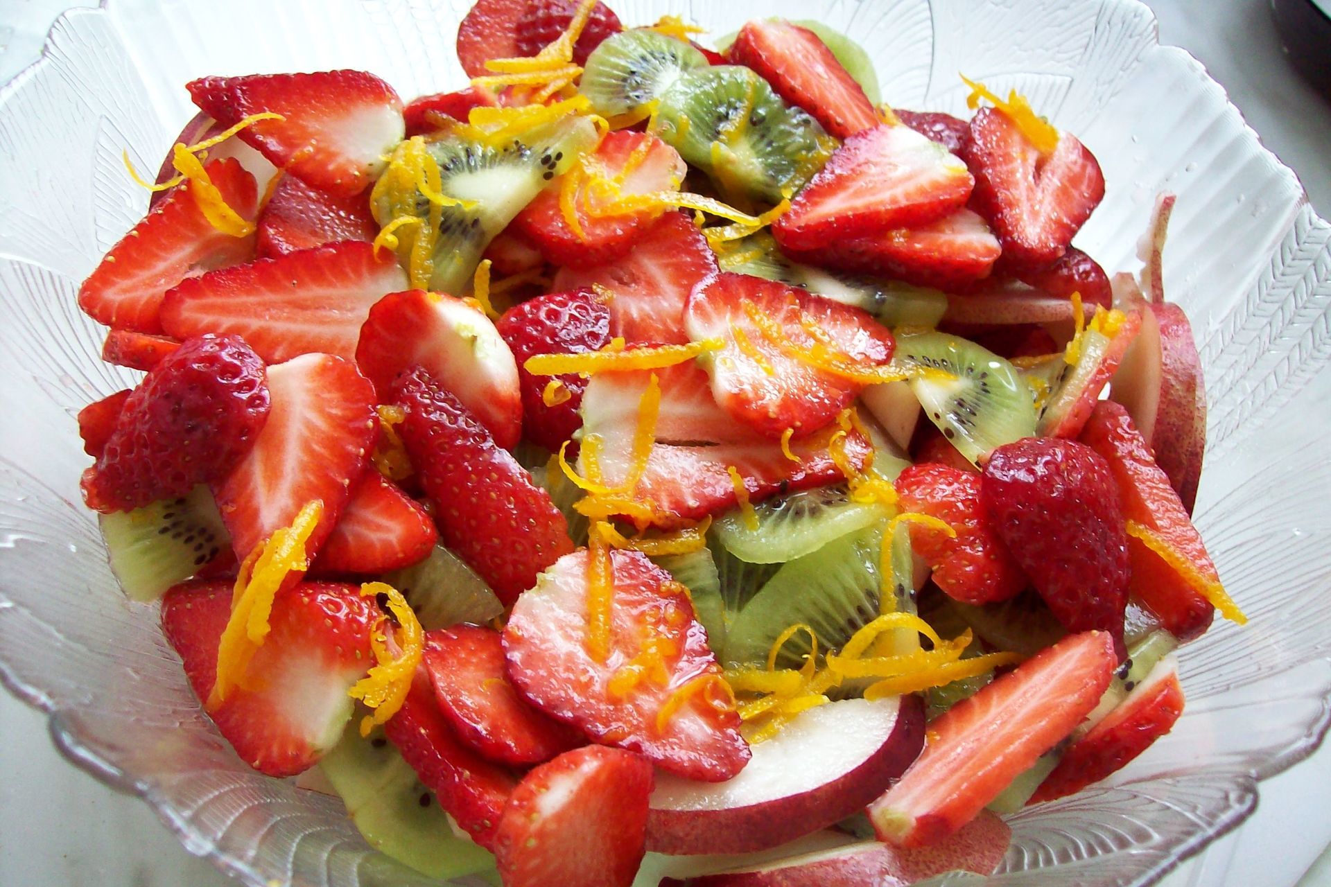 Салат из фруктов с клубникой