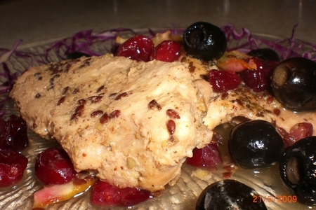 Фото к рецепту: Запеченая медовая курица с маслинами и клюквой