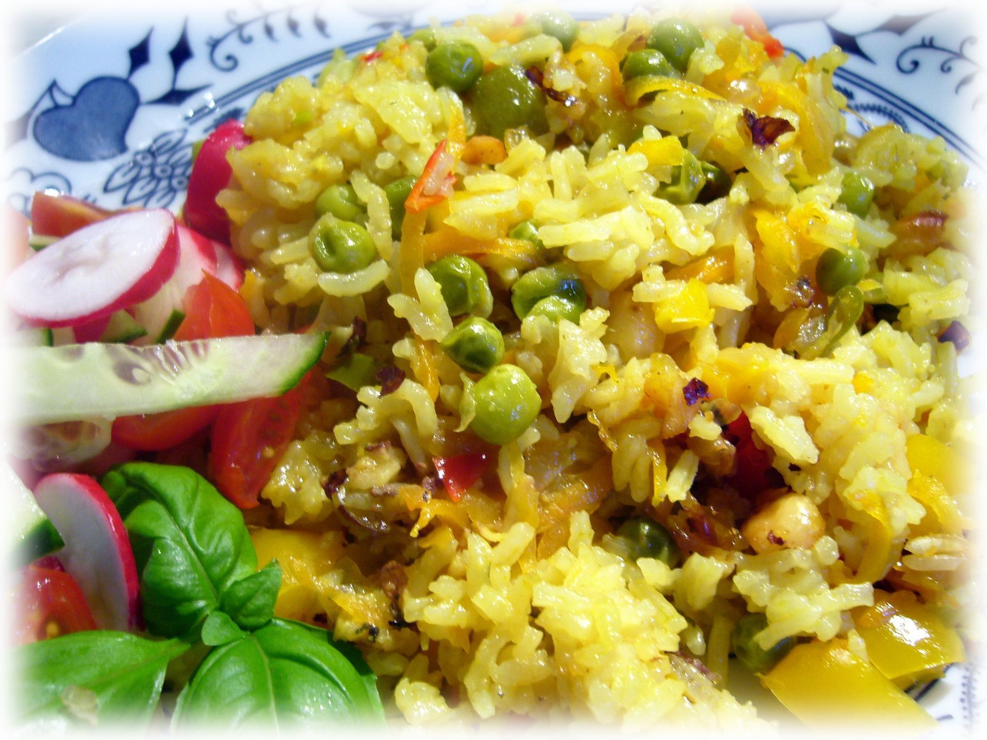 Рис с овощами в горшочке в духовке: болгарская кухня