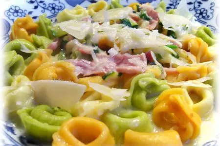 Паста тортеллини (tortellini) с молочно-ветчинным соусом